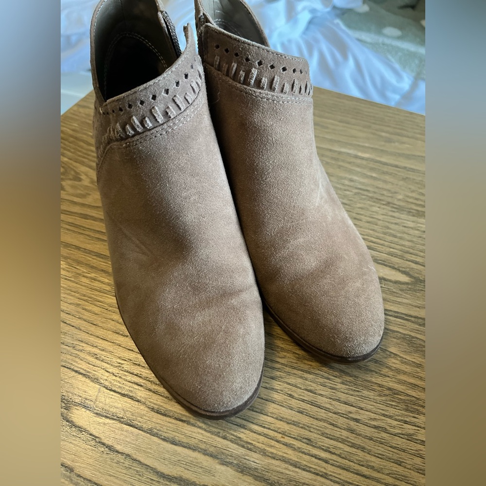Vince Camuto suede booties. Size 7 EUC